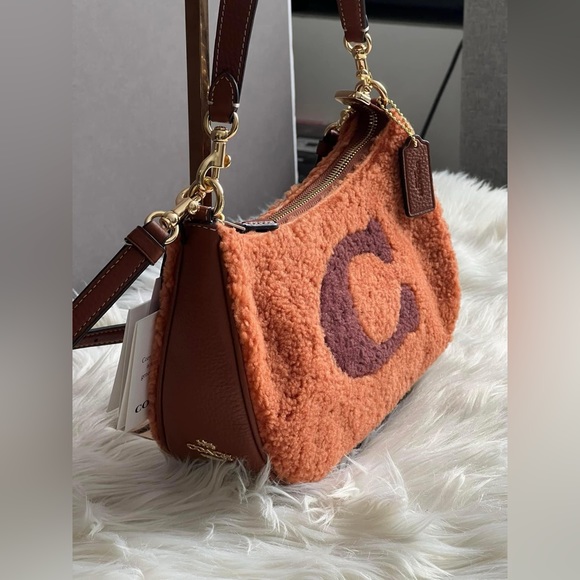 CE557 - Coach Teri Shoulder Bag with Coach Motif - Picture 4 of 14